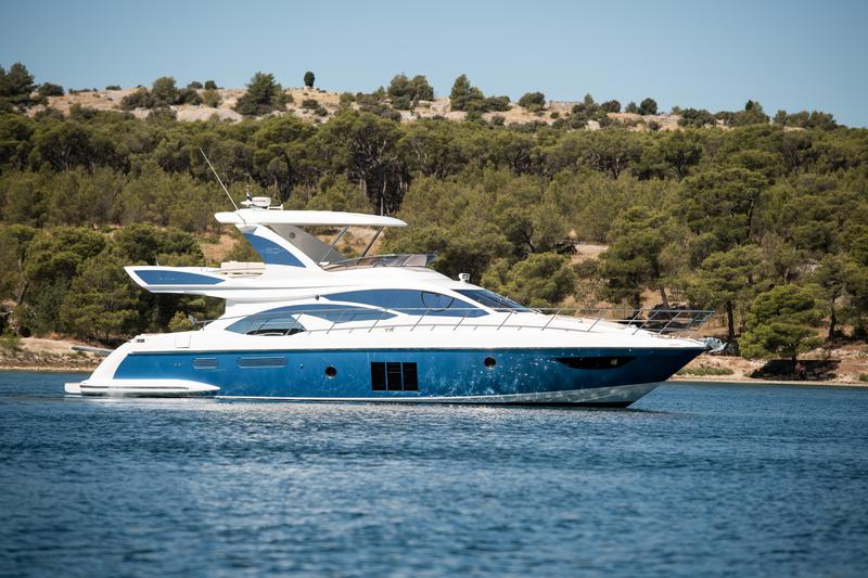 Book yachts online - motorboat - Azimut 60 - MY LAURA - rent