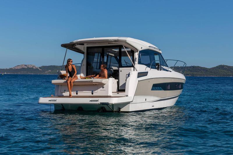 Book yachts online - motorboat - Jeanneau NC 37 - Aurora - rent