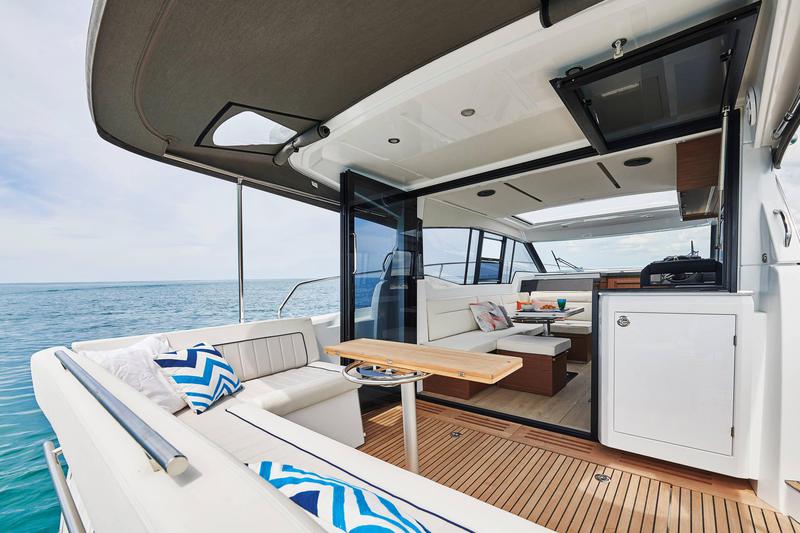 Book yachts online - motorboat - Jeanneau NC 37 - Aurora - rent