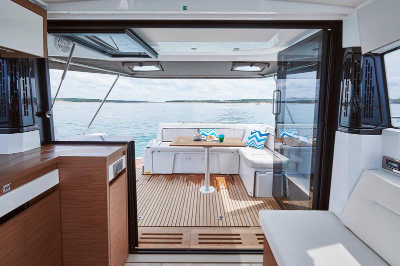Book yachts online - motorboat - Jeanneau NC 37 - Aurora - rent