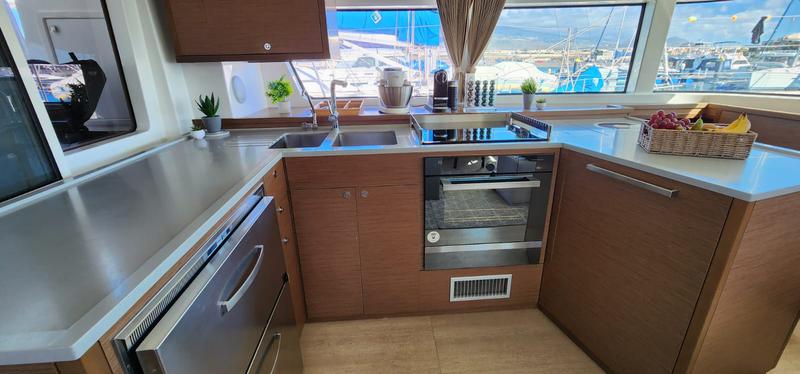 Book yachts online - catamaran - Lagoon 52F - Tamiro - rent