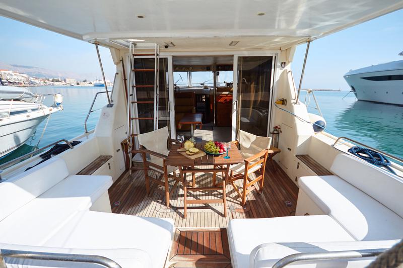 Book yachts online - motorboat - Princess 45 - Summer Love - rent