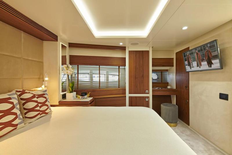 Book yachts online - motorboat - Azimut 85F - La Fenice - rent