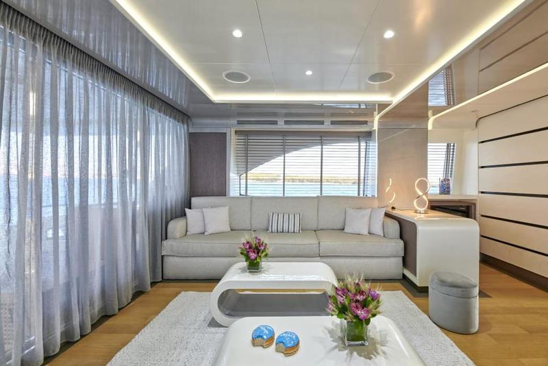 Book yachts online - motorboat - Azimut 85F - La Fenice - rent