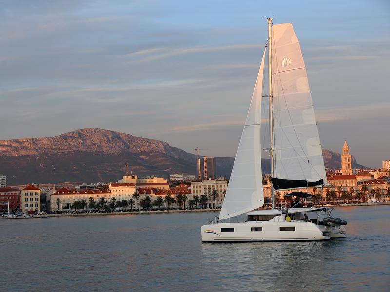 Book yachts online - catamaran - Lagoon 46 Fly - LADY POINT  - rent