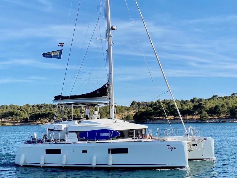 Book yachts online - catamaran - Lagoon 52-5 - TIGA - rent
