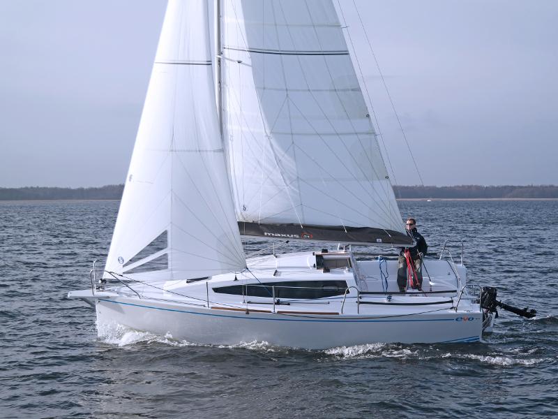 Book yachts online - sailboat - Maxus 26 Prestige + 8/1 - BALMORAL - rent