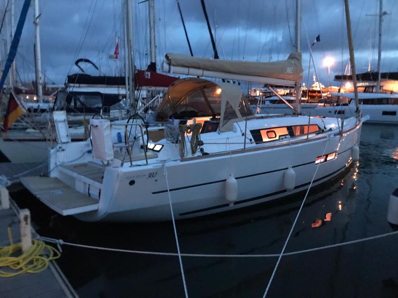 Book yachts online - sailboat - Dufour 382 GL - Happiness - rent