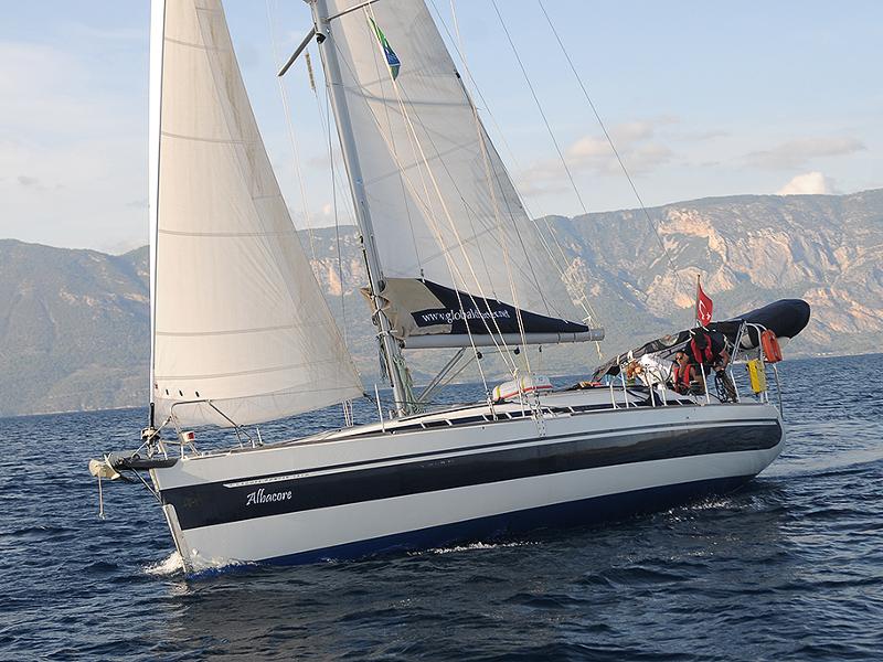 Book yachts online - sailboat - Harmony 42 - Albacore - rent