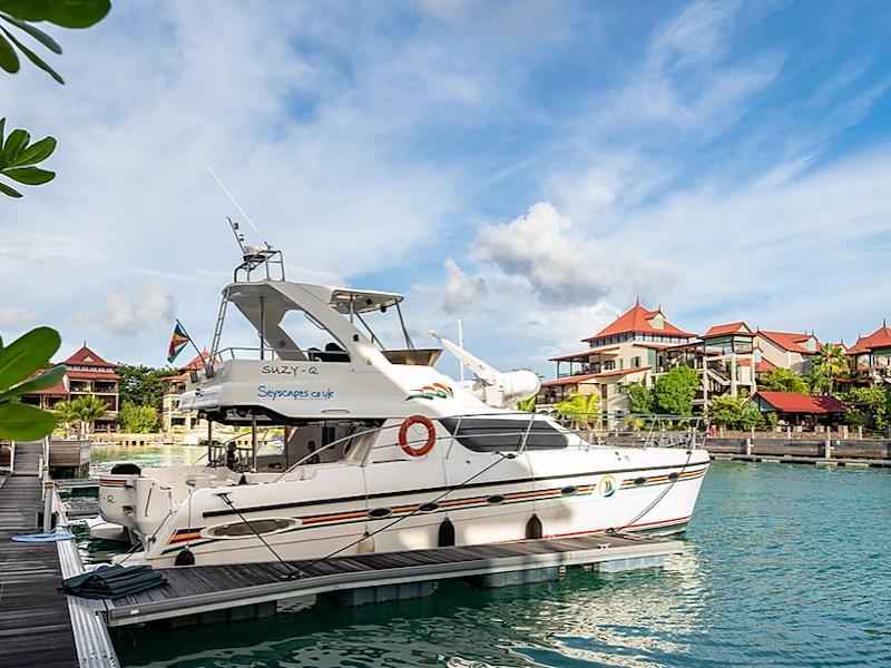 Book yachts online - powercatamaran - Afri-Cat 420 - Suzy Q - rent