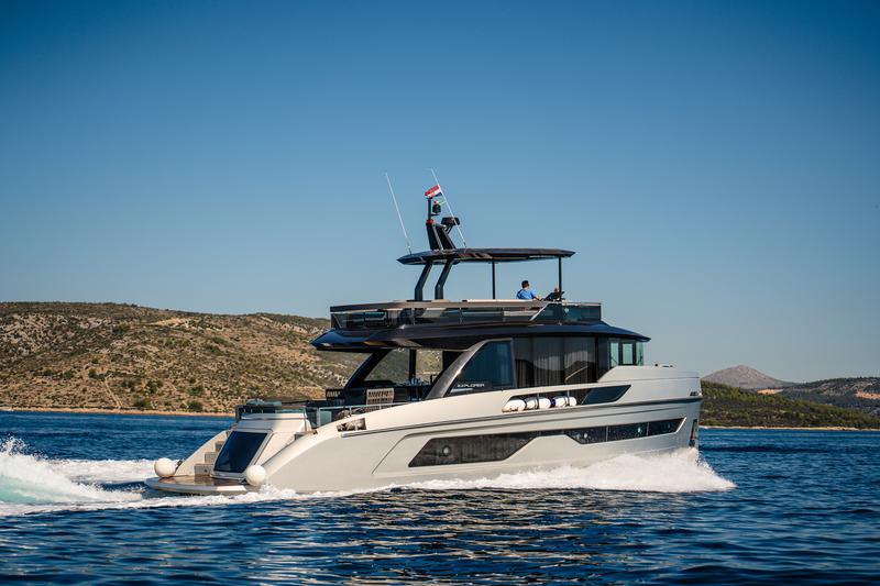 Book yachts online - motorboat - Explorer 62 - Niko - rent